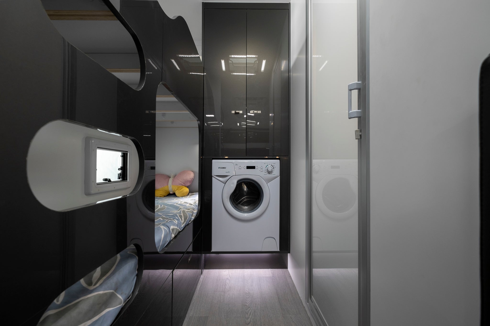 Windsor Genesis 220MD Washing Machine and Bunk Beds